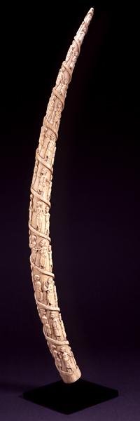 彫刻が施された象牙、ロアンゴ、コンゴ（142547も参照） 作： コンゴの学校