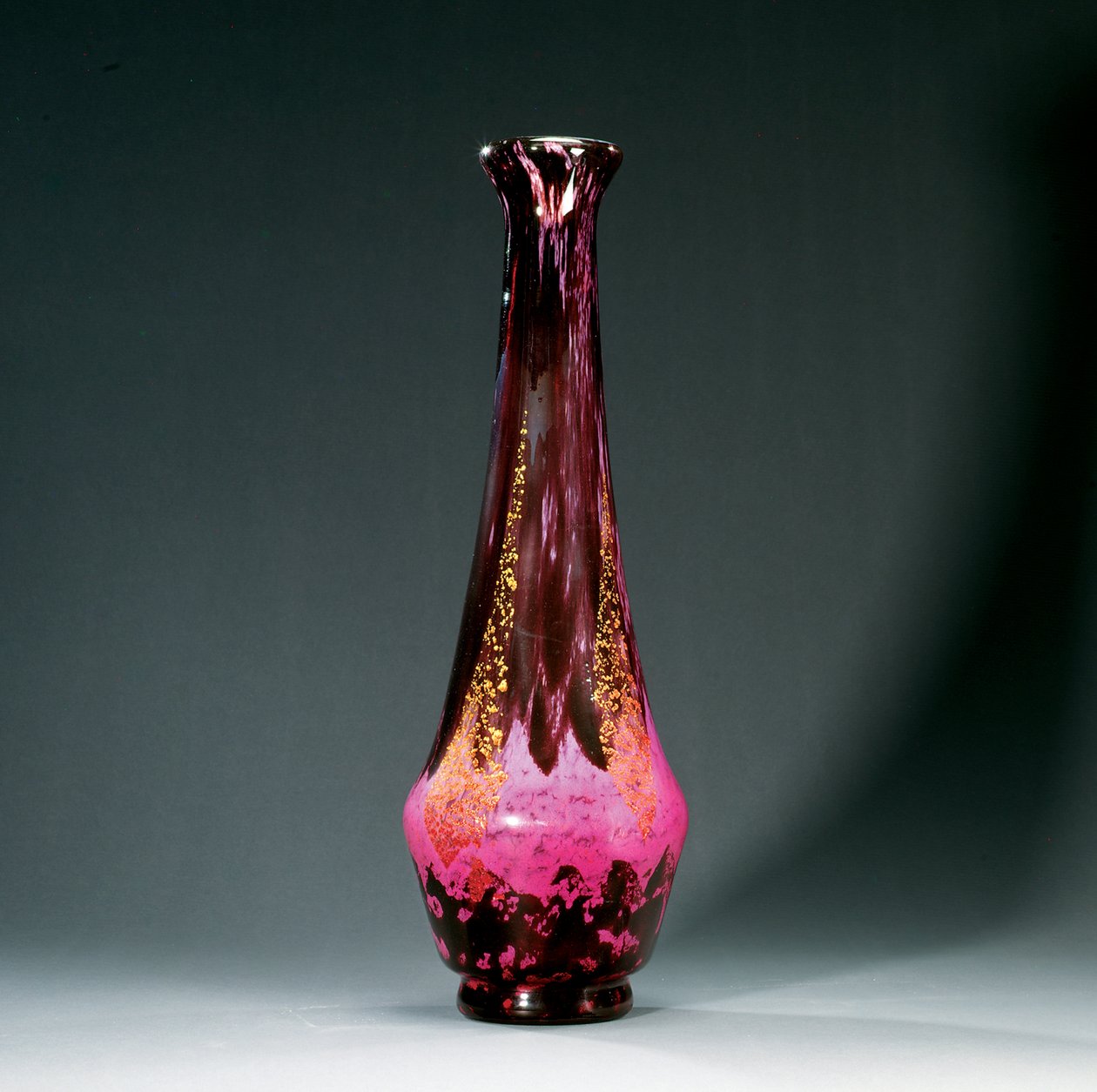 背の高い花瓶、1920年頃（ガラス） 作： Daum Freres