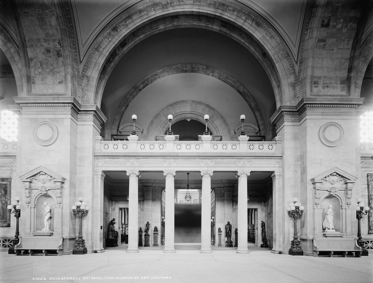 メイン階段、メトロポリタン美術館、ニューヨーク、c.1902-10 作： デトロイト出版株式会社