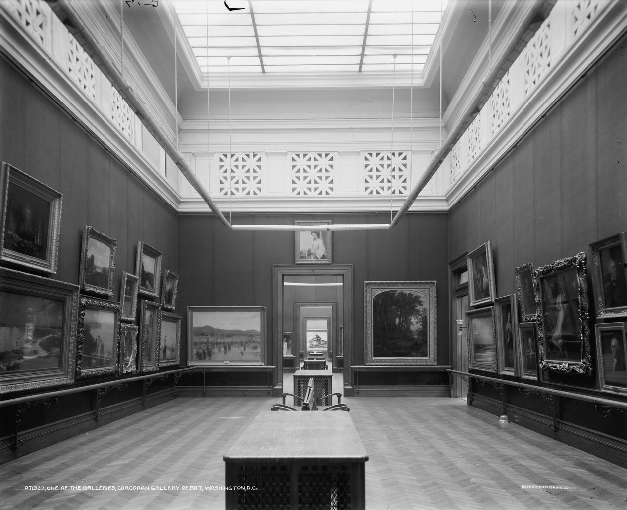ギャラリーの1つ、Corcoran Gallery of Art、ワシントンDC、1905-15年 作： デトロイト出版株式会社