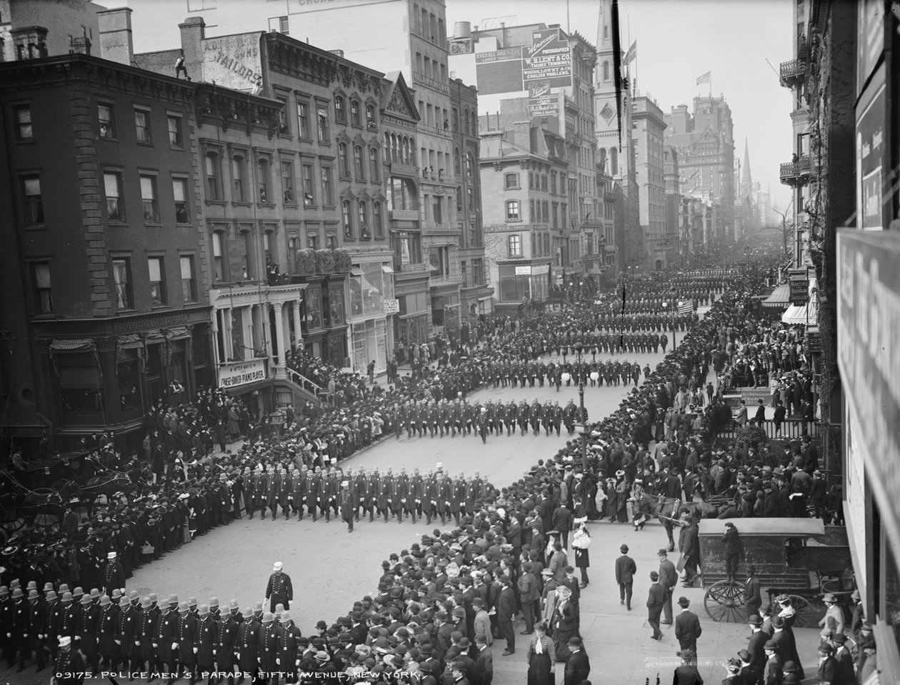 警官隊のパレード、フィフスアベニュー、ニューヨーク、c.1900-05 作： デトロイト出版株式会社