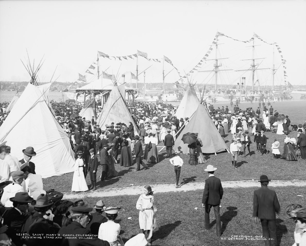 セントメアリー運河の祭典、スタンドとインディアンビレッジの見直し、1905年頃 作： デトロイト出版株式会社