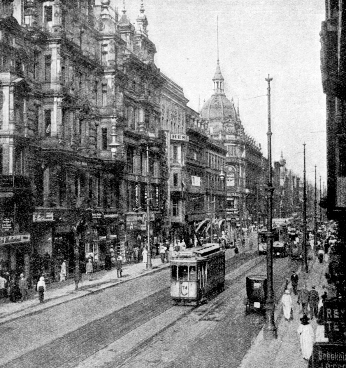 ドイツ、ベルリン、1922年。 作： ドナルド・マクリーシュ