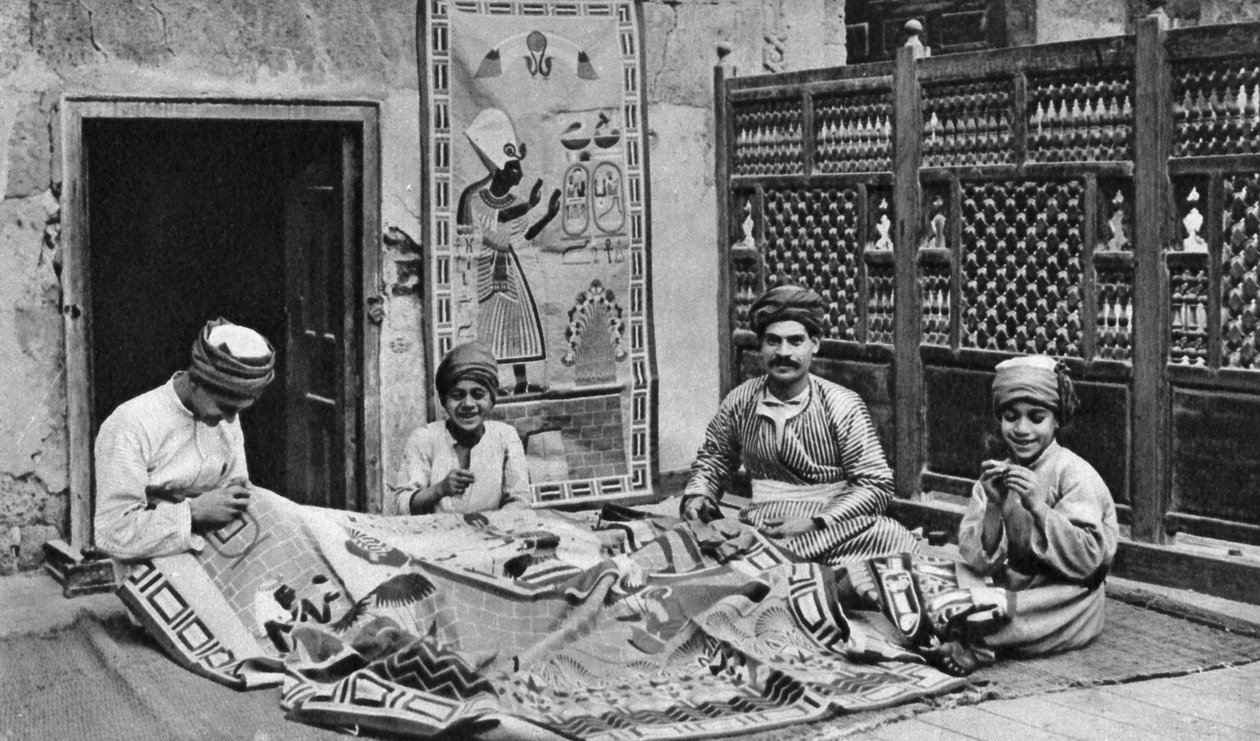 職人、テントメーカーのバザー、カイロ、エジプト、c1922。 作： ドナルド・マクリーシュ