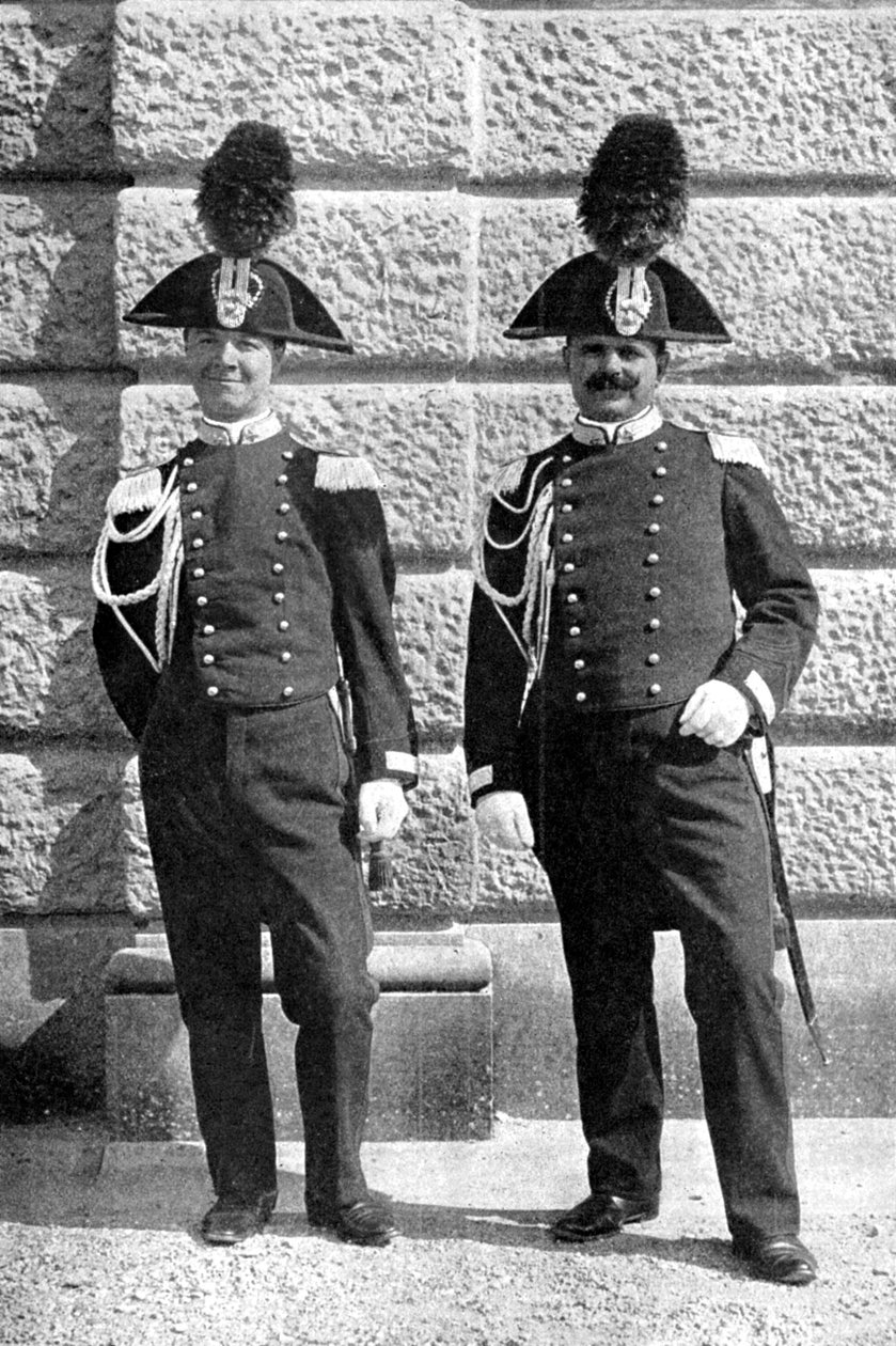 1922年に2人のイタリア人警官。 作： ドナルド・マクリーシュ