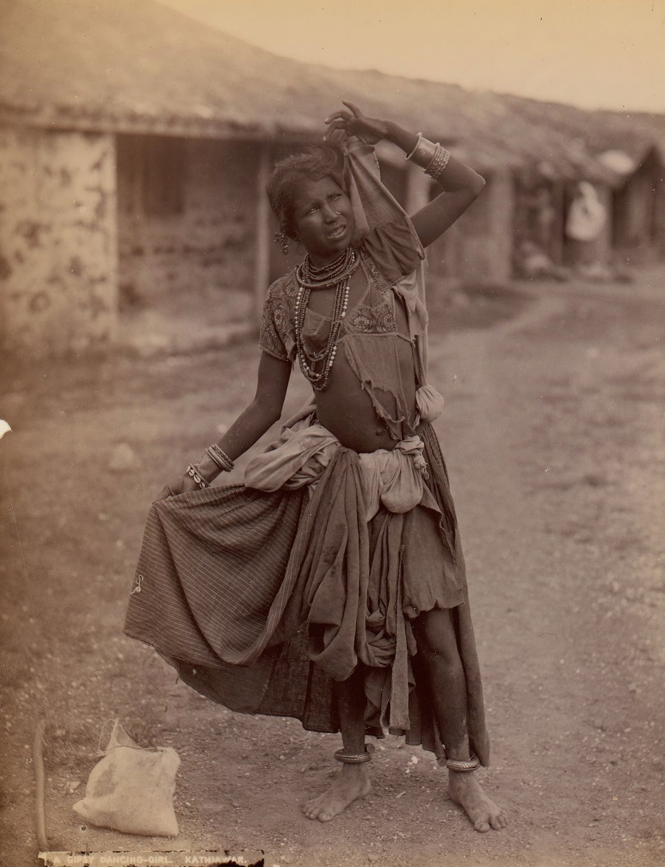 [ジプシーの踊る少女、カティアワール]、約。 1915年。 作： E.タウリン