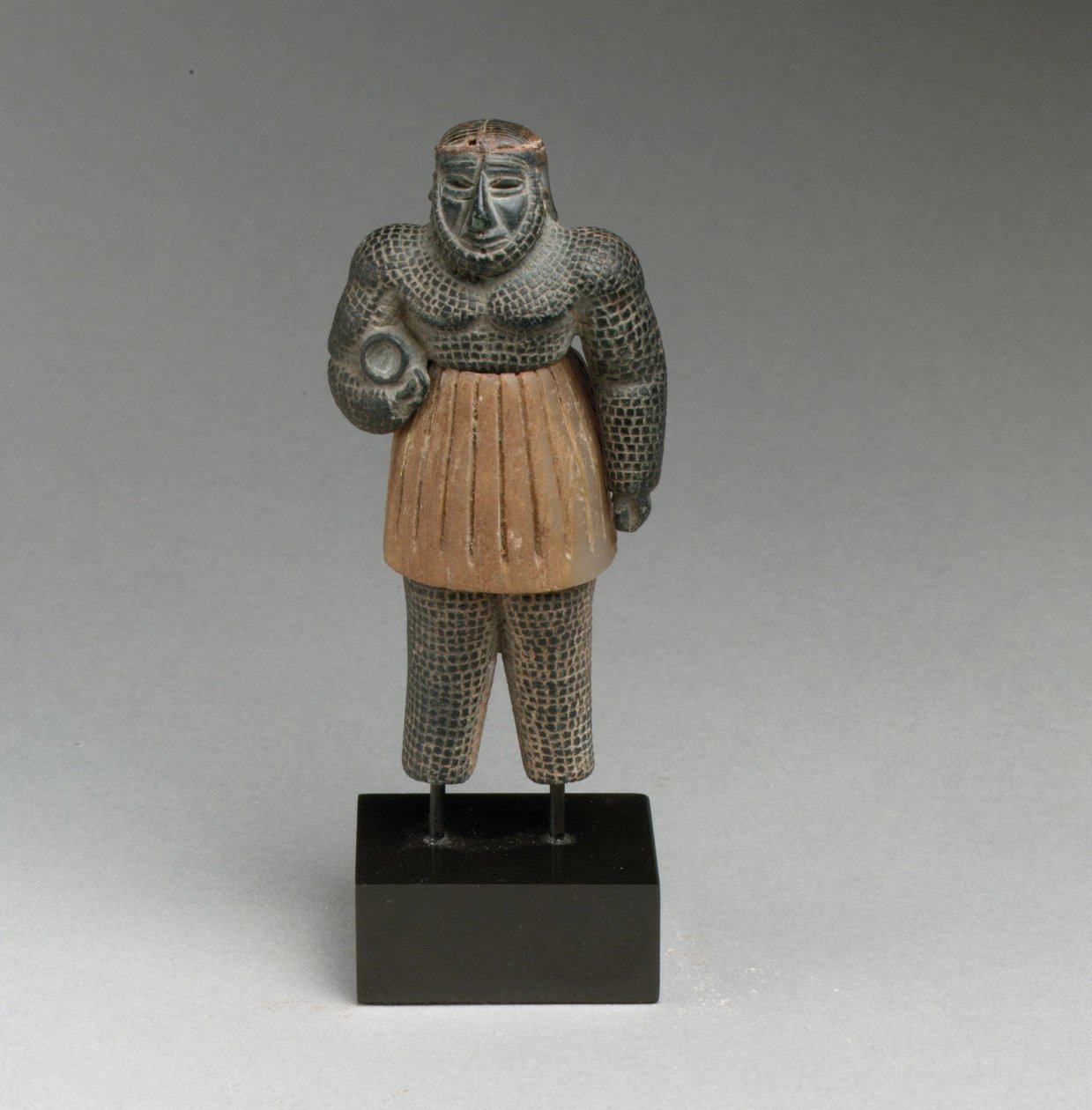 巨大な男性像（緑泥石、方解石、金、鉄） 作： 青銅器時代初期