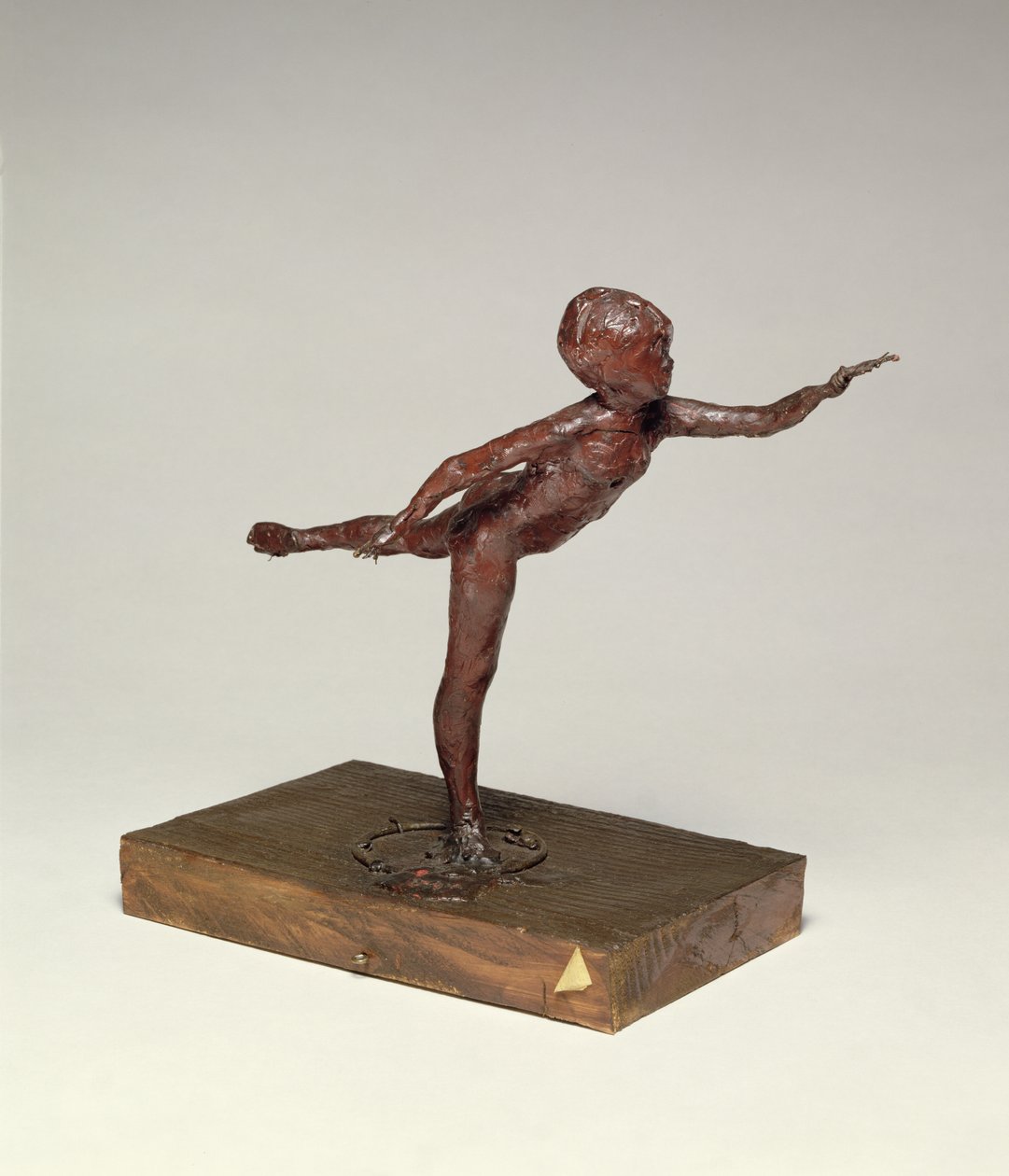右足のアラベスク、左腕を前に、c.1882-95（赤いワックス） 作： エドガー・ドガ