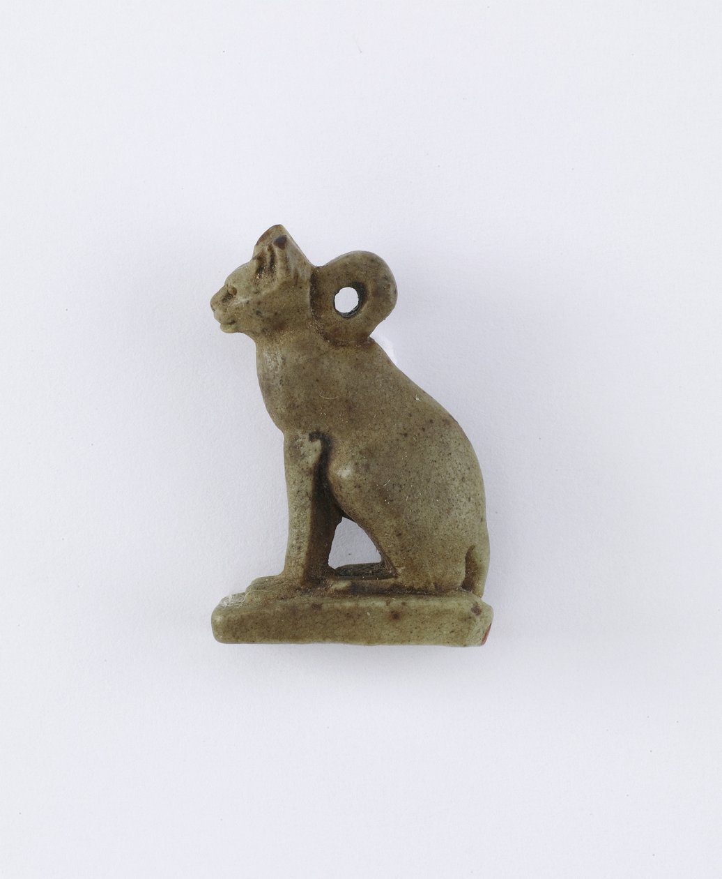 座っている猫、おそらく後期またはサイト時代、紀元前664-525年（粘土） 作： エジプト人