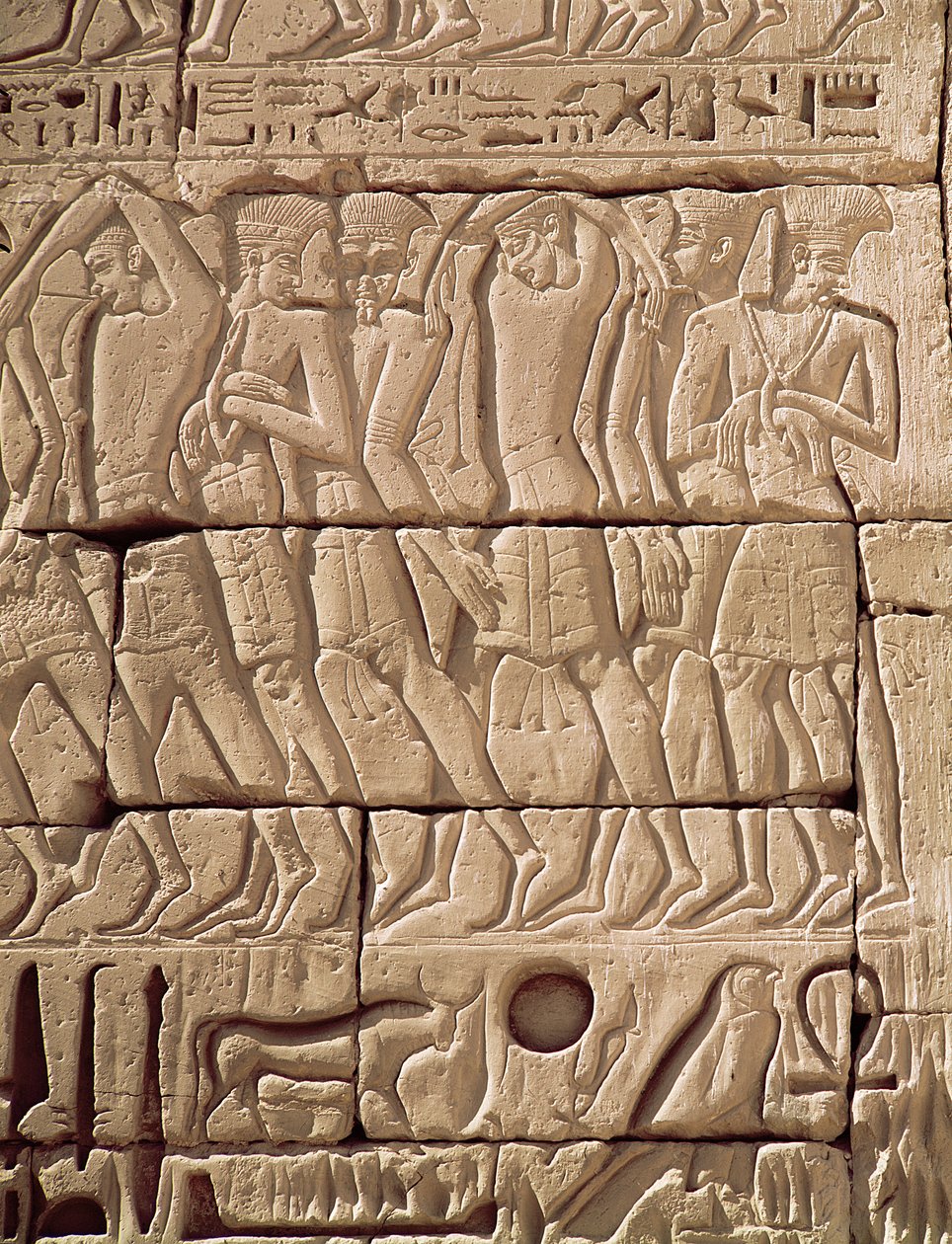 ラムセス3世の神殿（紀元前1184-1153年）から引き離されたペリシテ人の囚人たちニューキングダム（砂岩） 作： エジプト第20王朝