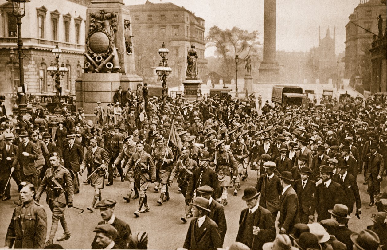 1919年5月16日、フランスから到着してロンドンを行進する第1大隊ロンドンスコットランド 作： 英語の写真家