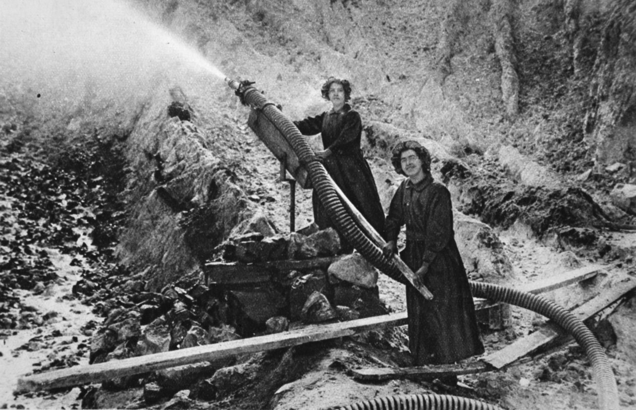 ウェットジョブ：コーニッシュピットの女性用粘土洗浄機、イラスト入りの戦争ニュース、1916年9月のイラスト 作： 英語の写真家