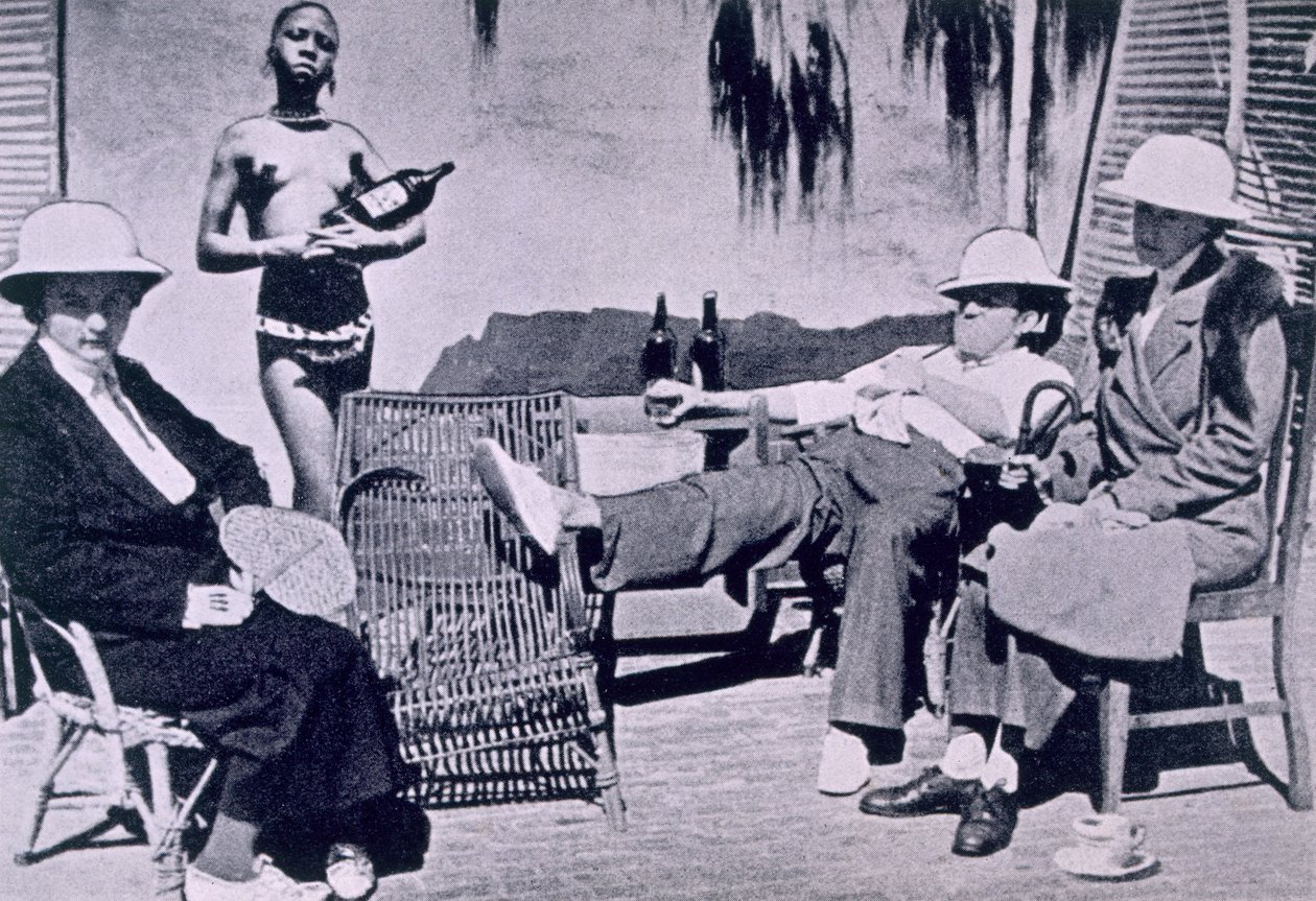 ウィッグギンズ裁判官によるアフタヌーンティー、ダーケストポンデラヨを通して：1936年のジョーンリンゼイによる、カンニバル島での2人のイギリス人女性の冒険の物語 作： 英語の写真家