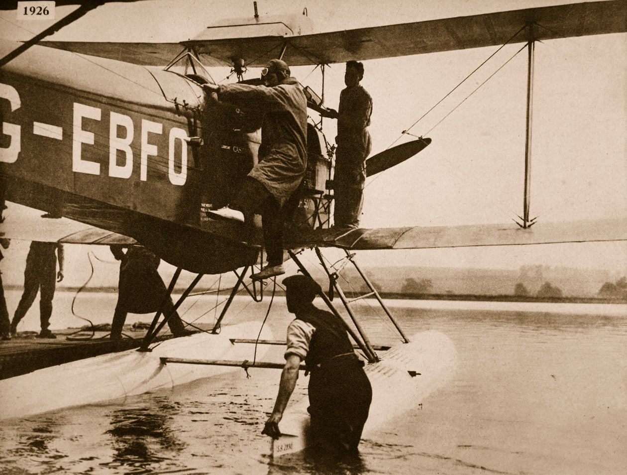 1926年、ロチェスター、オーストラリアに向けて出発する前に飛行機に乗り込むアランコブハム 作： 英語の写真家