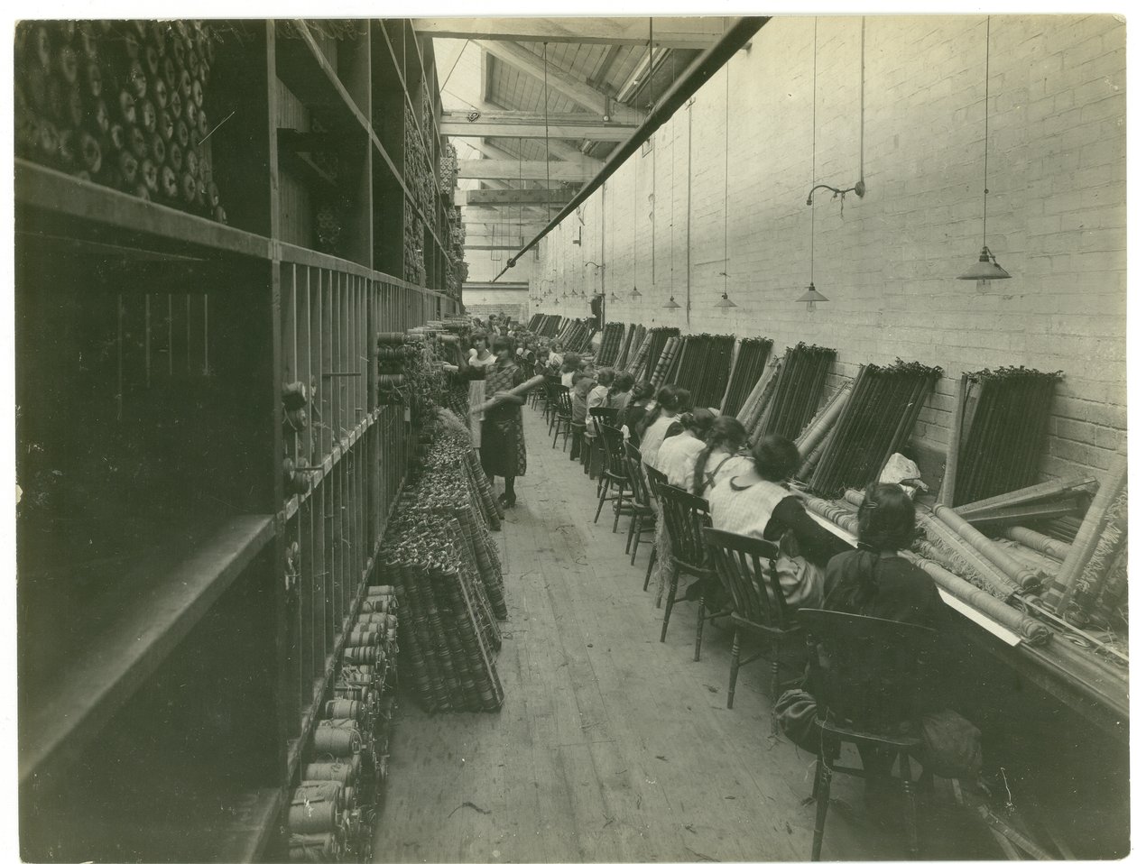 Axminster糸通し、カーペット工場、1923年 作： 英語の写真家
