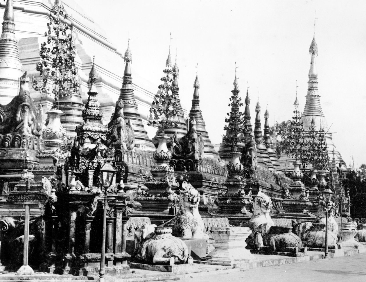 ビルマのラングーンにあるシュエダゴンパゴダの基地、1886年頃 作： 英語の写真家