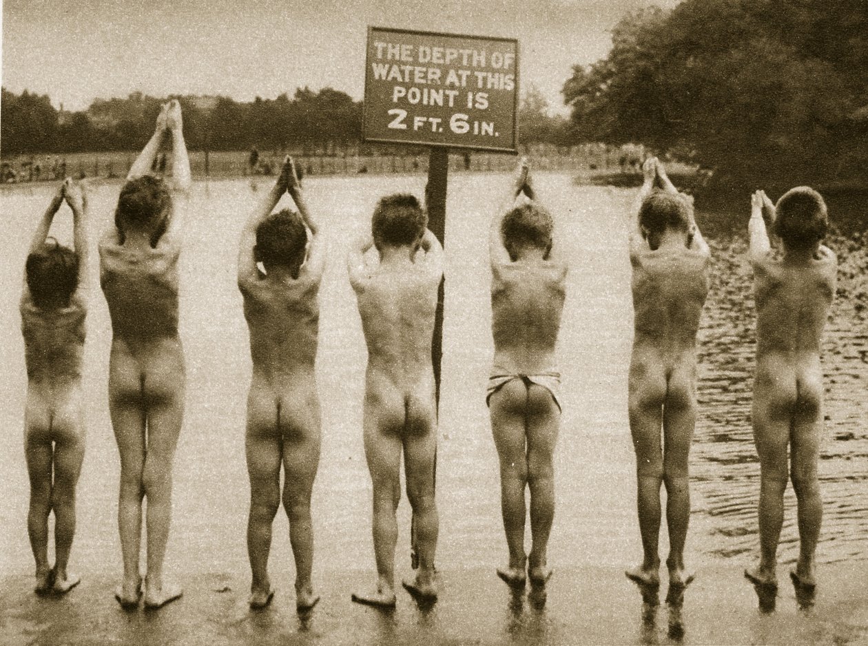 公園で泳いでいる男の子、クラファム1926（セピア写真） 作： 英語の写真家