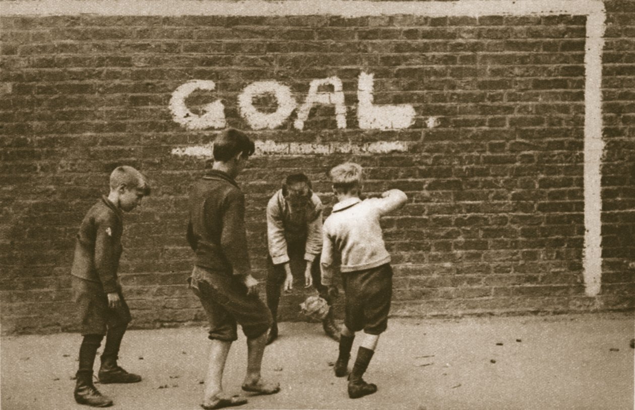 ワンダフルロンドンのイーストエンドで遊んでいる少年たちが1926-27年に公開（グラビア） 作： 英語の写真家