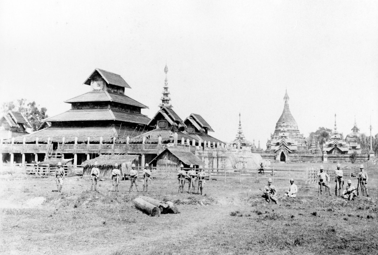 ウントー宮殿と仏教修道院の前のイギリス兵、1891年 作： 英語の写真家
