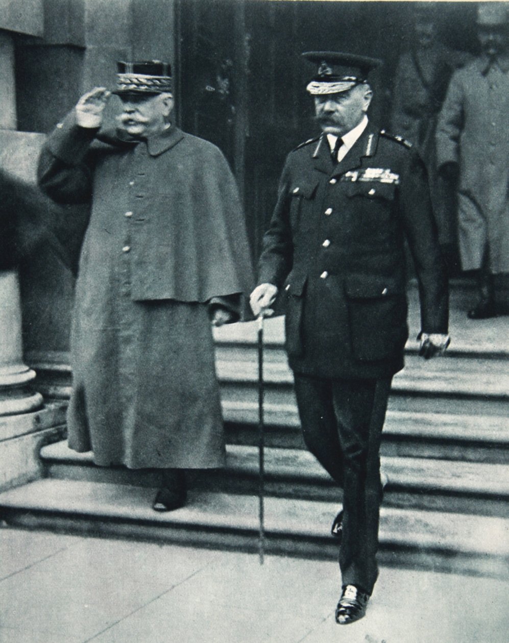 1916年のイラスト入りの戦争ニュースからのイギリスの戦争相とフランスのGeneralissimo：Lord KitchenerとGeneral Joffre 作： 英語の写真家