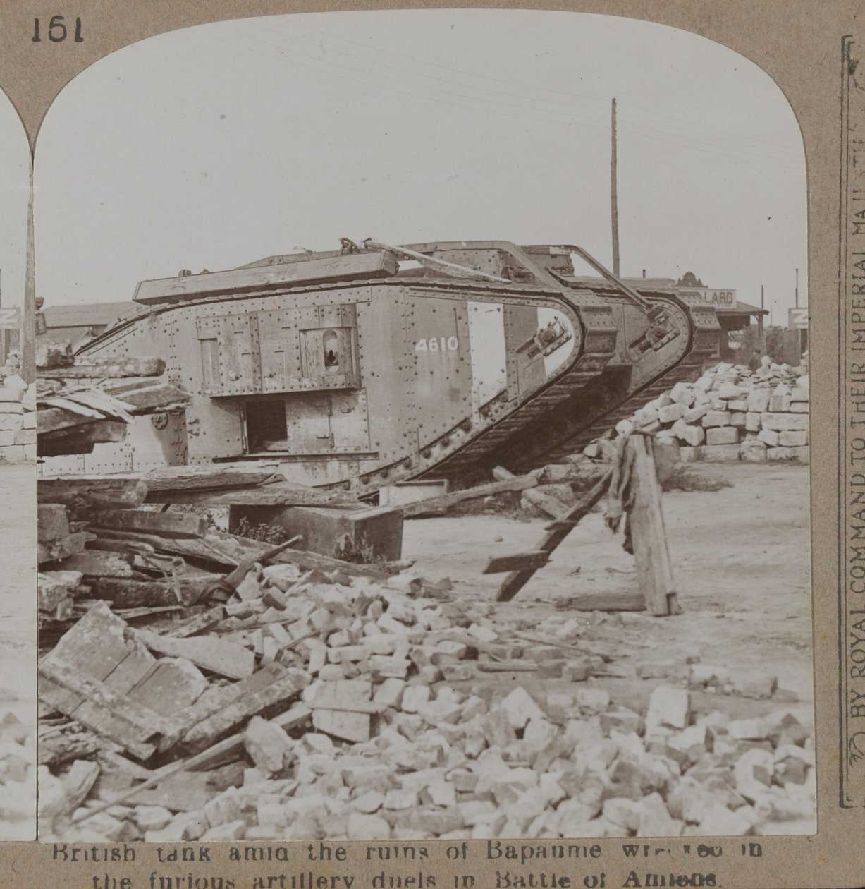 バポームの遺跡に囲まれたイギリスの戦車 作： 英語の写真家