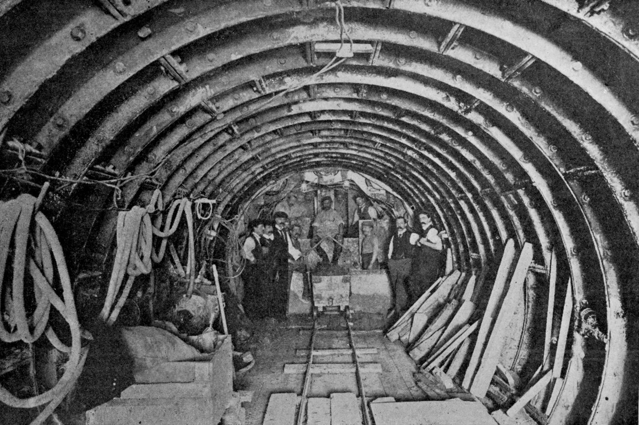 1901年6月1日、王のイラストによる弓とビクトリアパークの下水道の構築 作： 英語の写真家