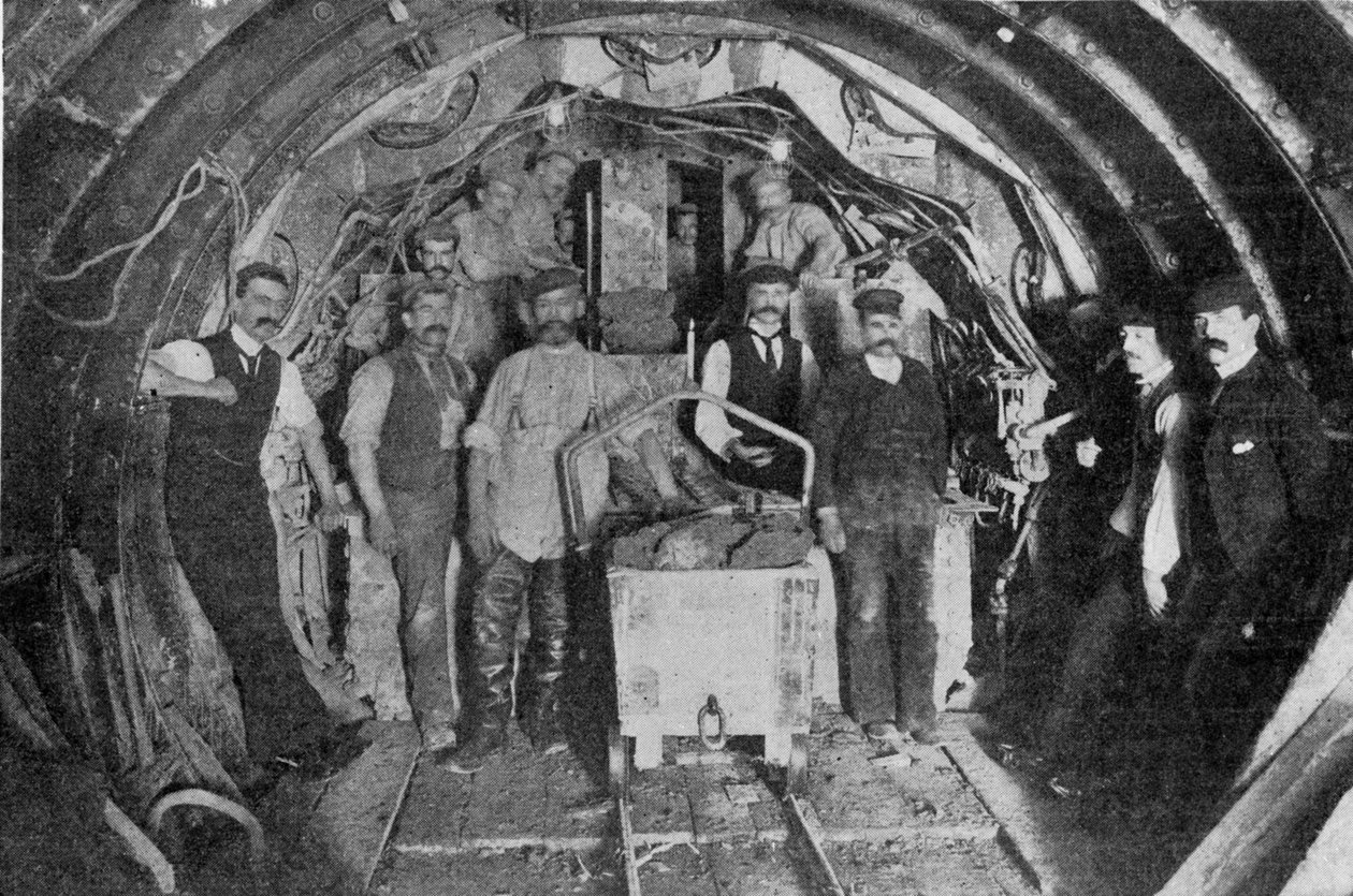 1901年6月1日、王のイラストによる弓とビクトリアパークの下水道の構築 作： 英語の写真家
