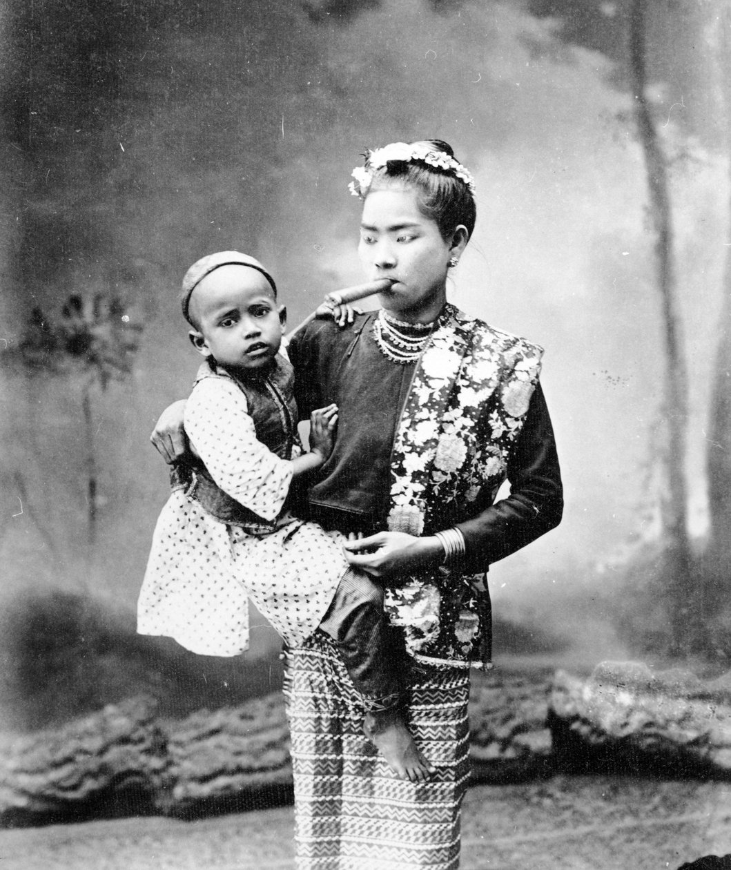 ビルマ人の子供とチェルート人の喫煙、1870年〜90年頃 作： 英語の写真家