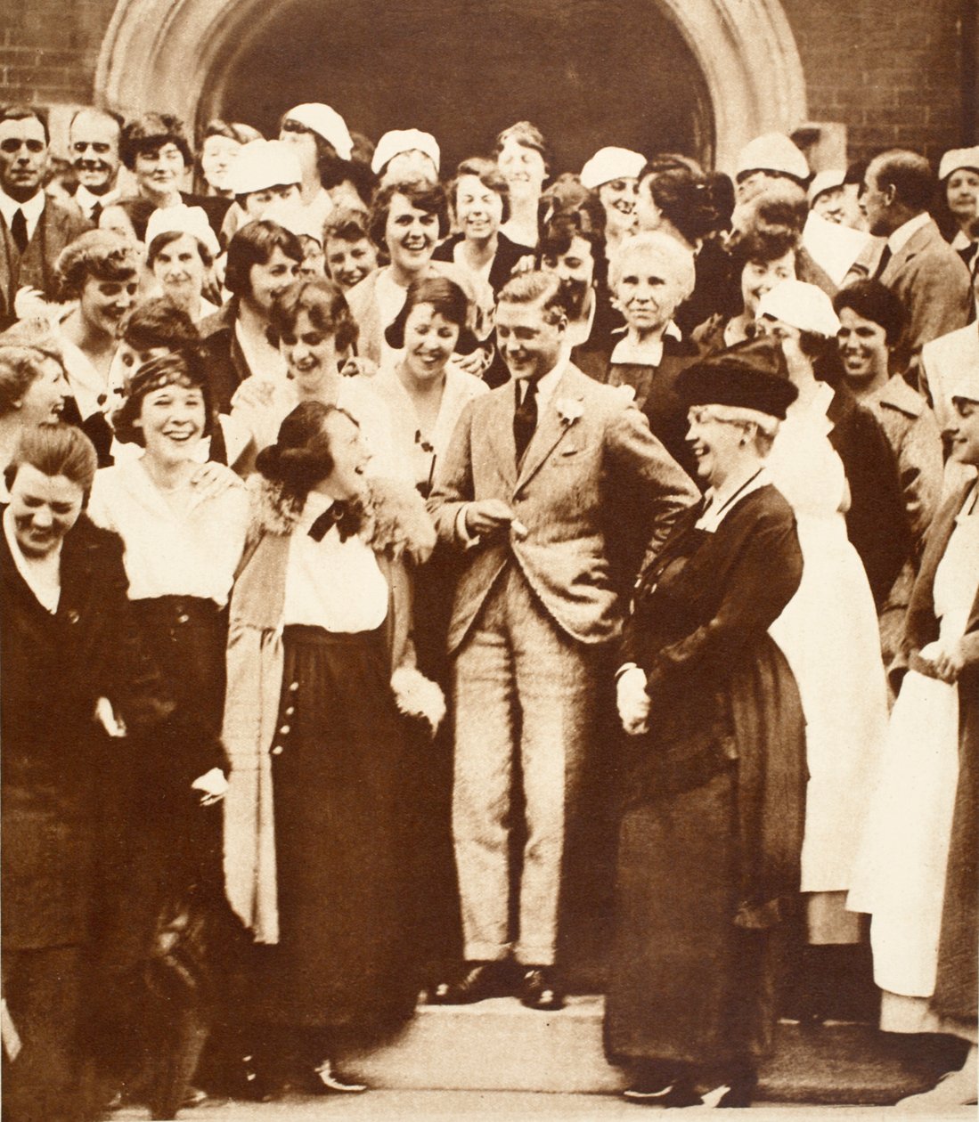 カナダの女性、1919年オンタリオ農業大学でエドワード8世に冗談を言う 作： 英語の写真家