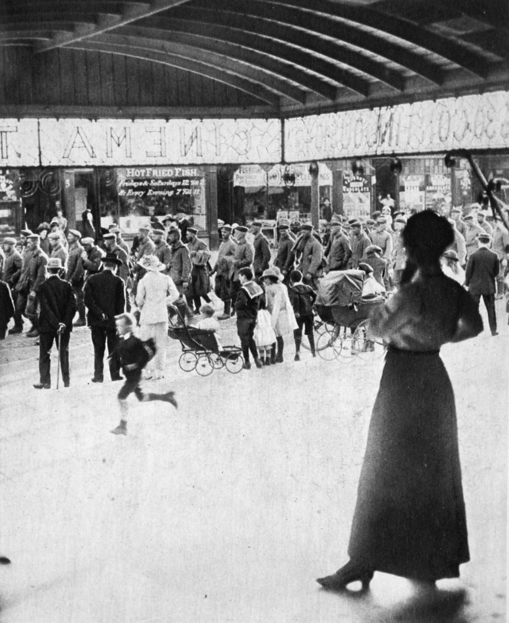 1916年7月12日、イラストレイテッドウォーニュースからのドイツの囚人 作： 英語の写真家