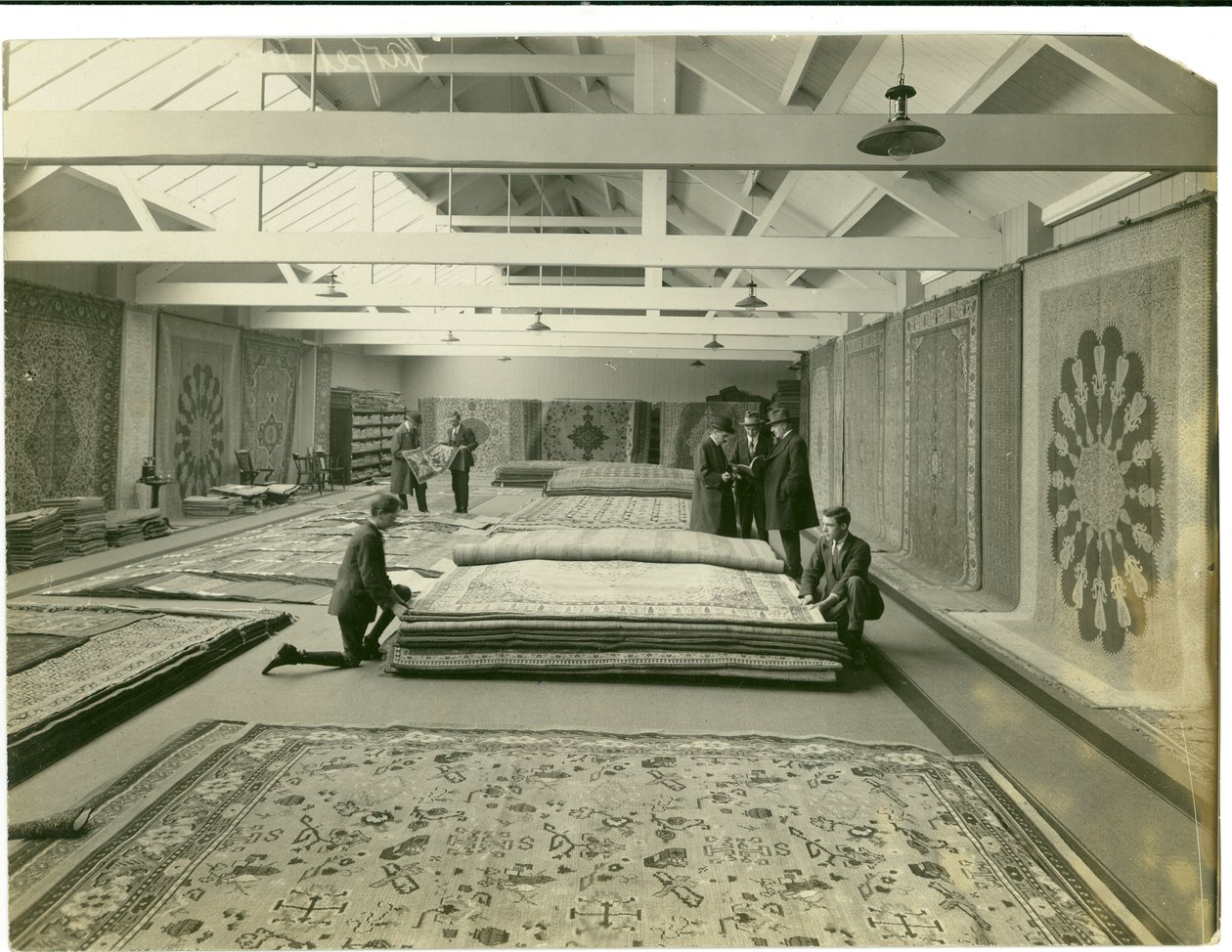カーペットトレードのメインショールーム、1923年 作： 英語の写真家