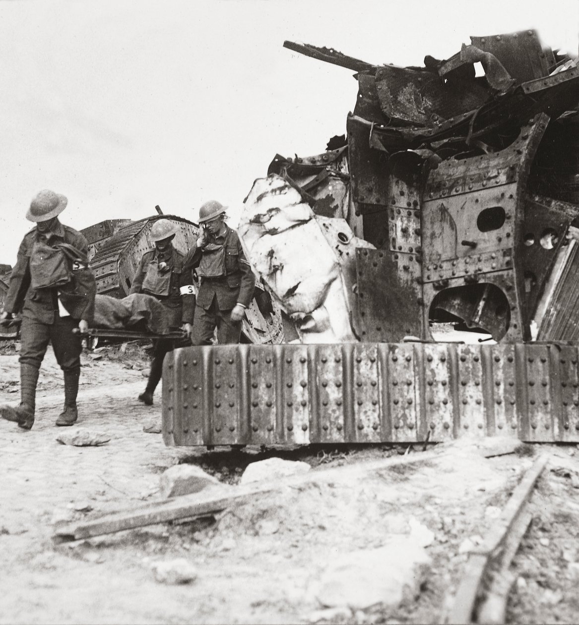 ラインから戻ってきた死傷者、1918年4月24日、Villers-BretonneuxのBattle of the Tanksで破壊されたパスタンク 作： 英語の写真家