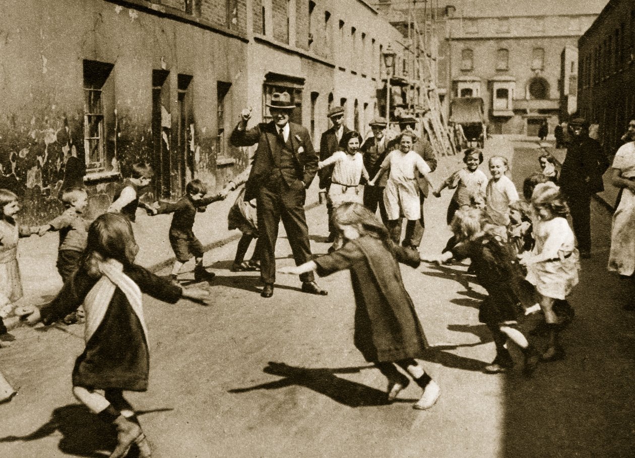 ストリートミュージックに合わせて踊る子供たち（セピア写真） 作： 英語の写真家