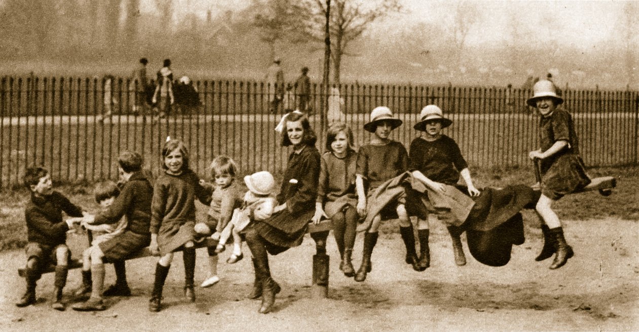 子供たちはロンドン公園のシーソーで遊ぶ（セピア写真） 作： 英語の写真家