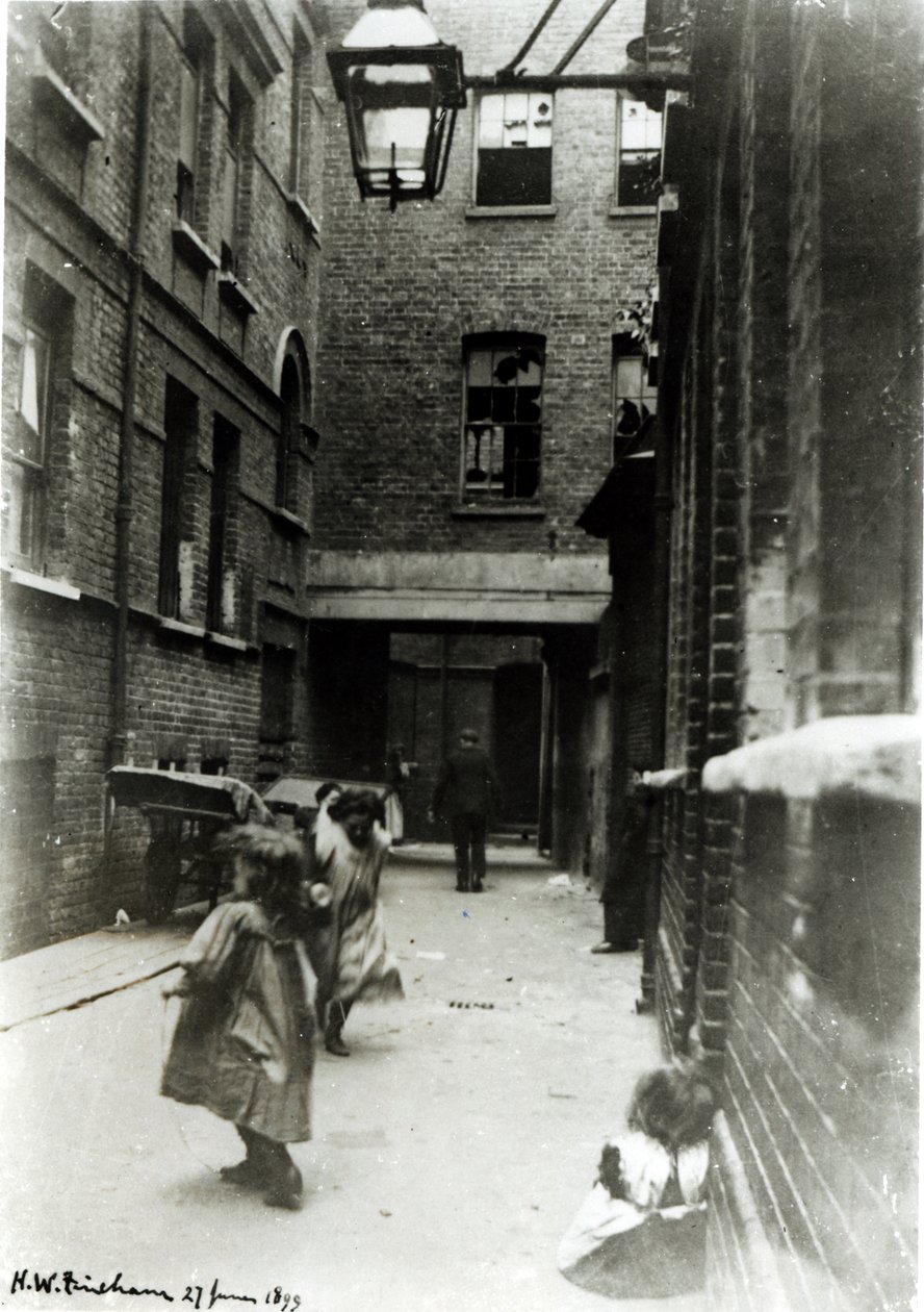 1899年にスラムで遊んでいる子供たち 作： 英語の写真家