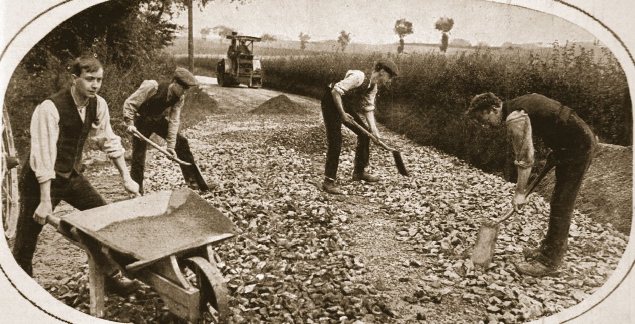 誠実な異議申し立てが効果的に採用された：軍事道路にいるNCCの男性、1917年8月23日、イラストレイテッドウォーニュースのイラスト（セピア写真） 作： 英語の写真家