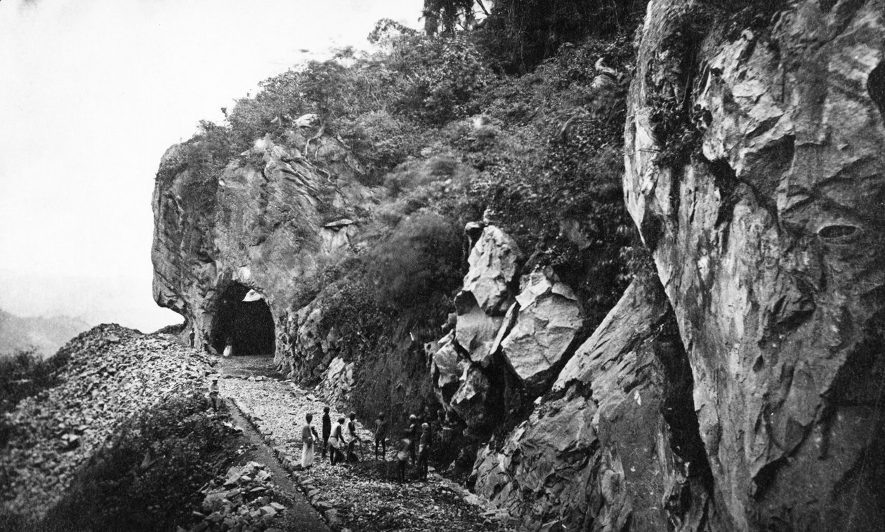 1865年頃、セイロン政府鉄道カドゥガナワインクラインの建設 作： 英語の写真家