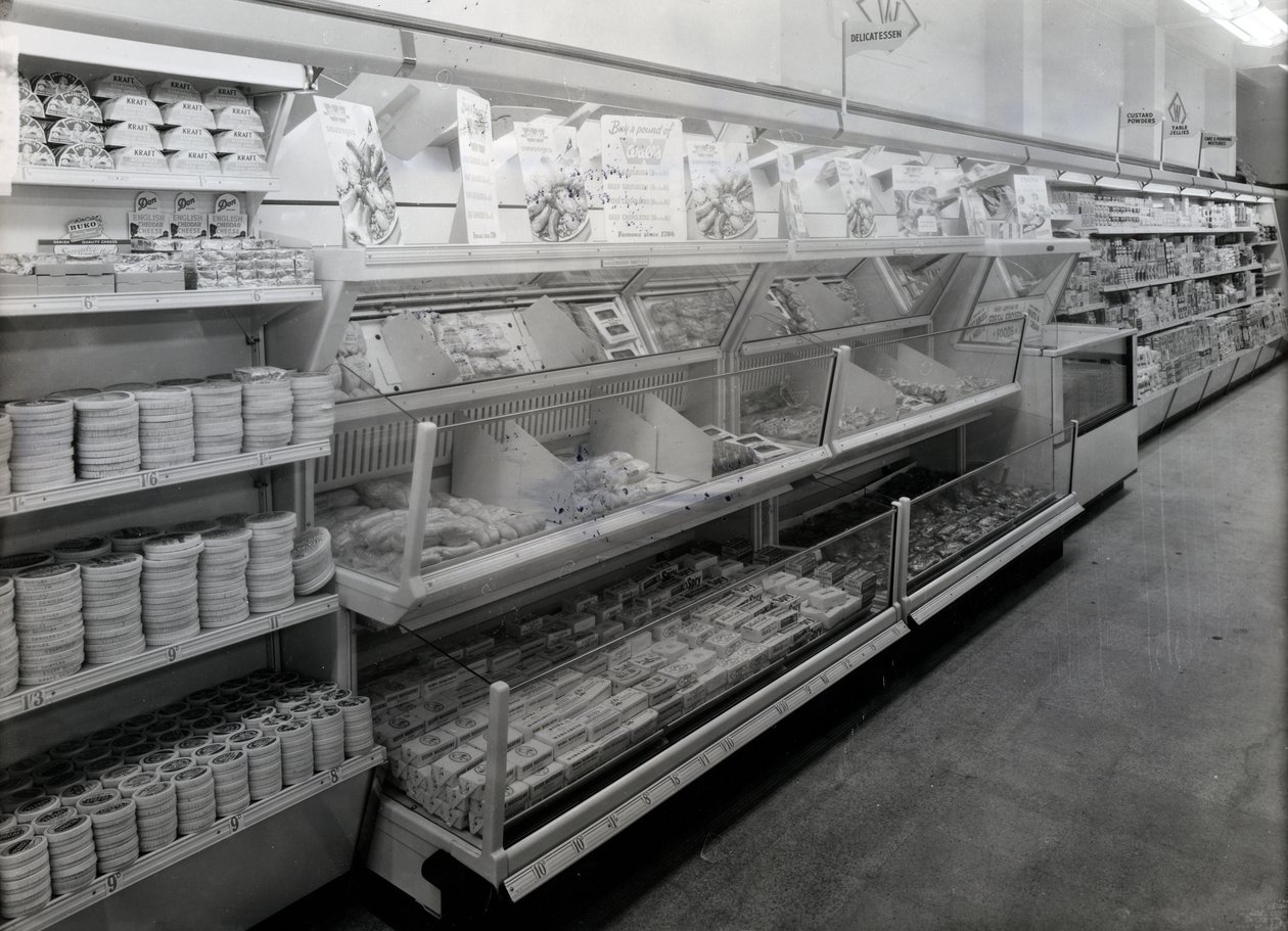 デリカテッセンの通路、ウールワース店、1956 作： 英語の写真家