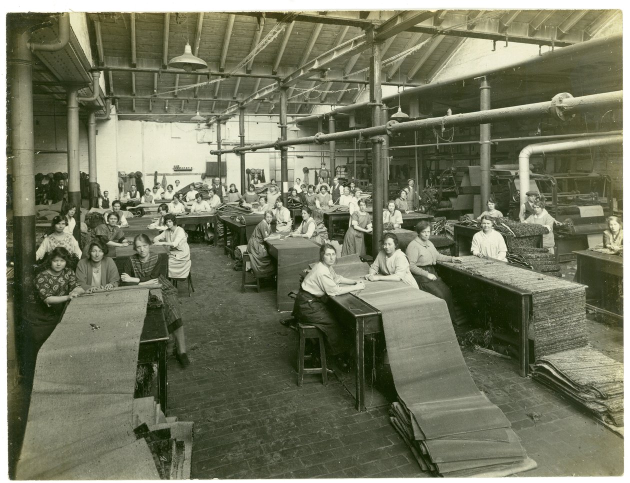 仕上げ工場、カーペット工場、1923 作： 英語の写真家
