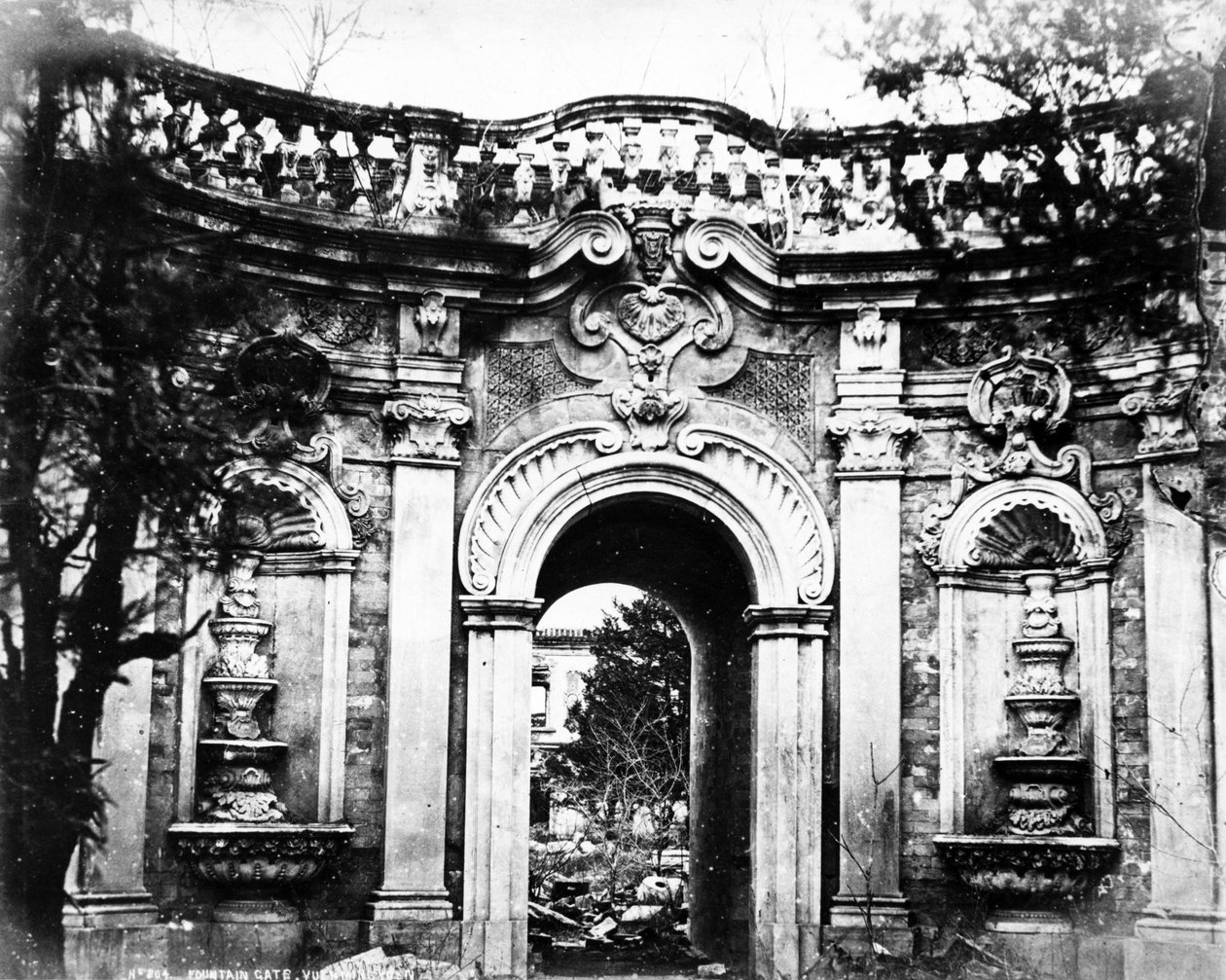 元明元の噴水門、1870年頃 作： 英語の写真家
