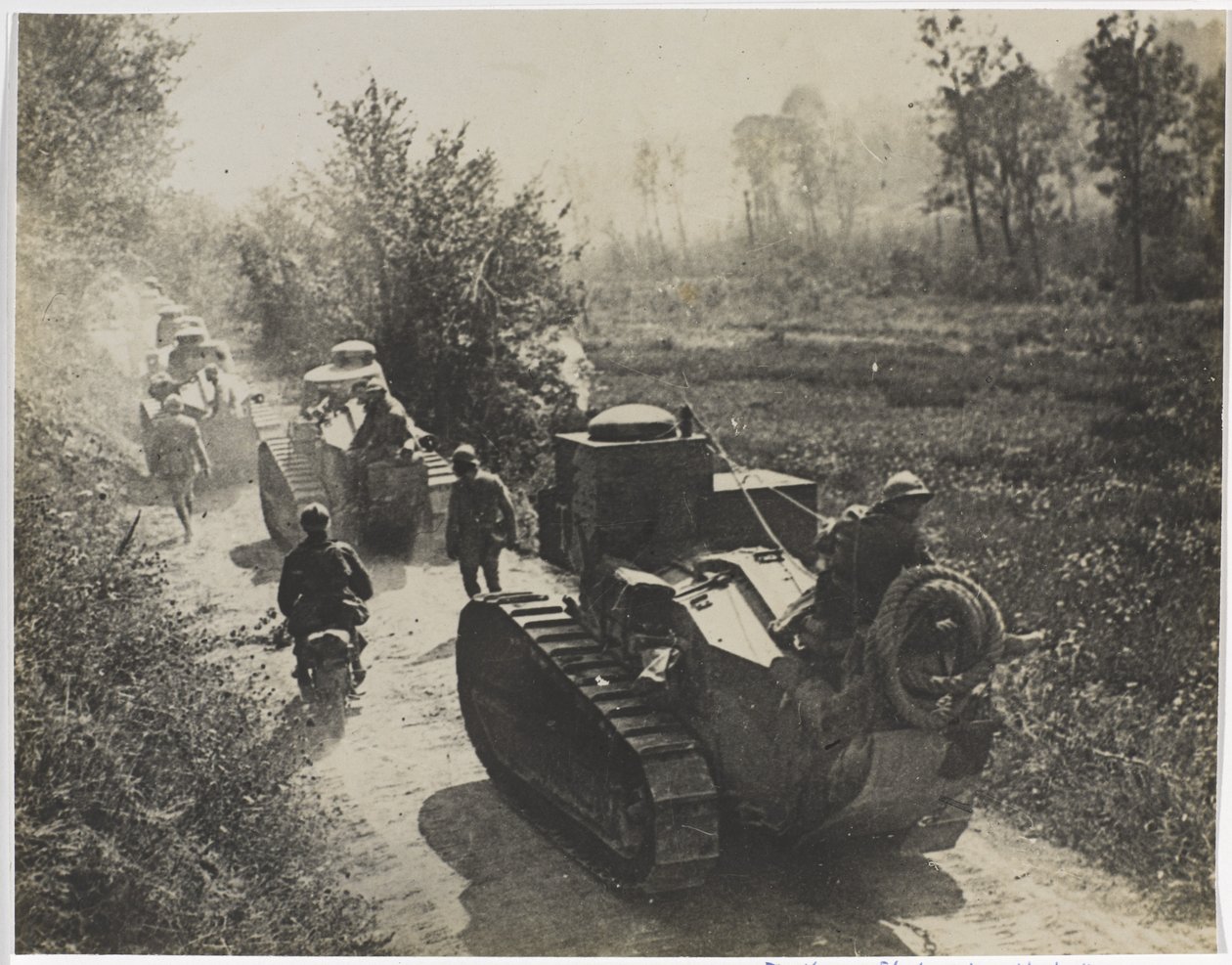フランスのルノーFT 17「モスキート」戦車、オートバイと歩兵、1917-18年 作： 英語の写真家