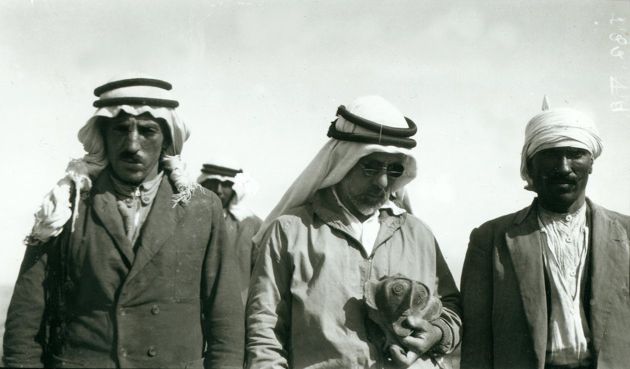 1930年、ガルシュタン（チャリスを保持）と発掘チームの2人のメンバー 作： 英語の写真家