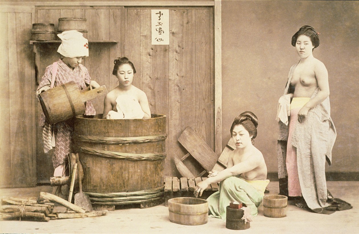 芸者の入浴、1880年代頃（手塗りの卵白印刷） 作： 英語の写真家