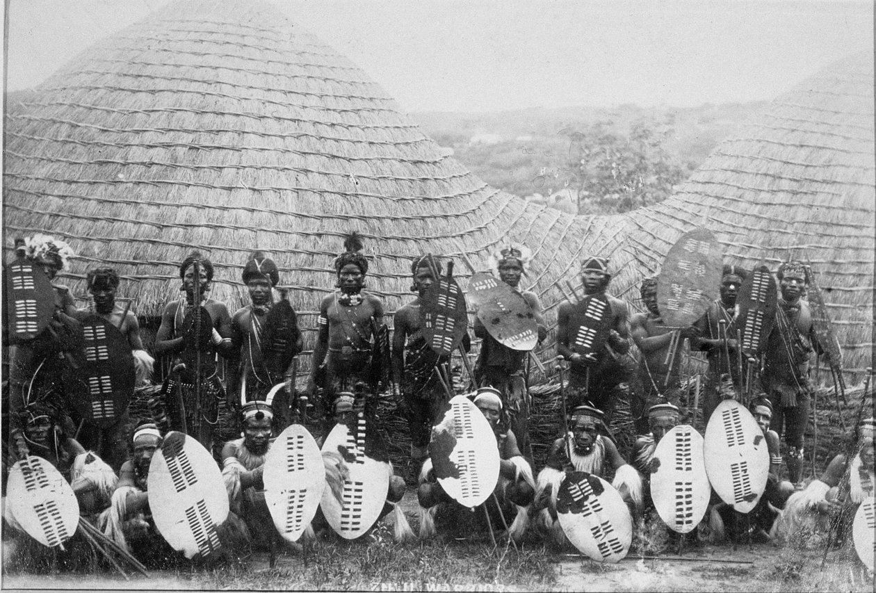 小屋の外のズールー族の戦士のグループの肖像、1875年頃（アルブメン版） 作： 英語の写真家