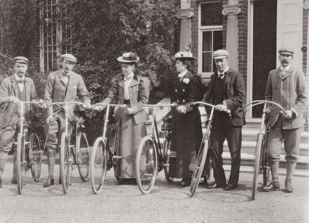 エドワード朝の自転車のグループ、1900年代初頭 作： 英語の写真家