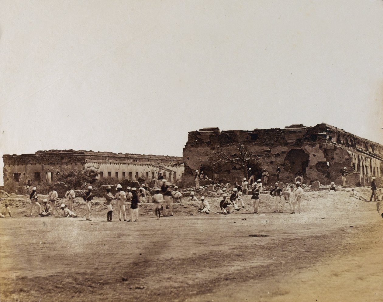 廃墟の建物にいるインドの兵士、1858年頃（セピア写真） 作： 英語の写真家