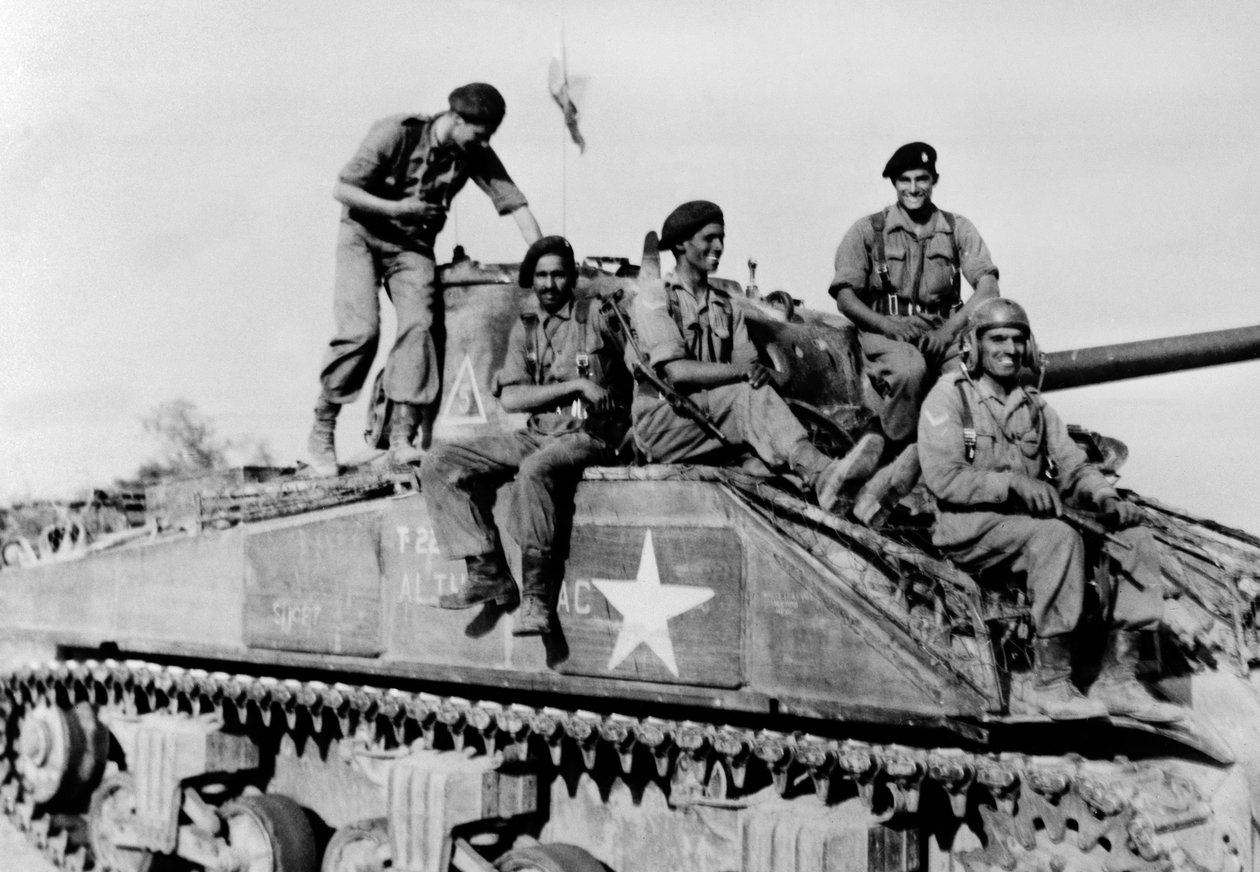 シャーマンにまたがるインドの戦車兵 作： 英語の写真家