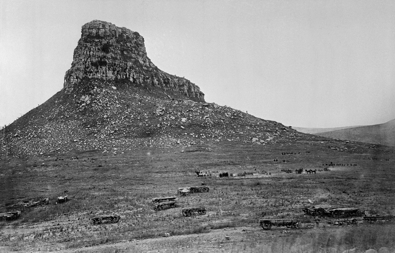 ズールー戦争、1879年頃の第94連隊のジョージ・フルームが編集した43枚の写真のアルバムからの、ネクストの向こうのイサンドルワナ 作： 英語の写真家