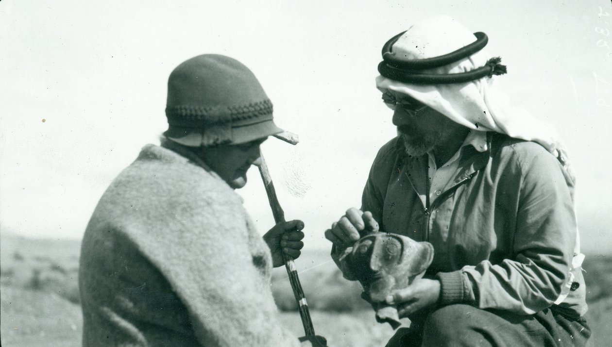 1930年にガーシュタン夫人にヤフディエウェアの陶器のチャリスを見せたジョンガースタン 作： 英語の写真家