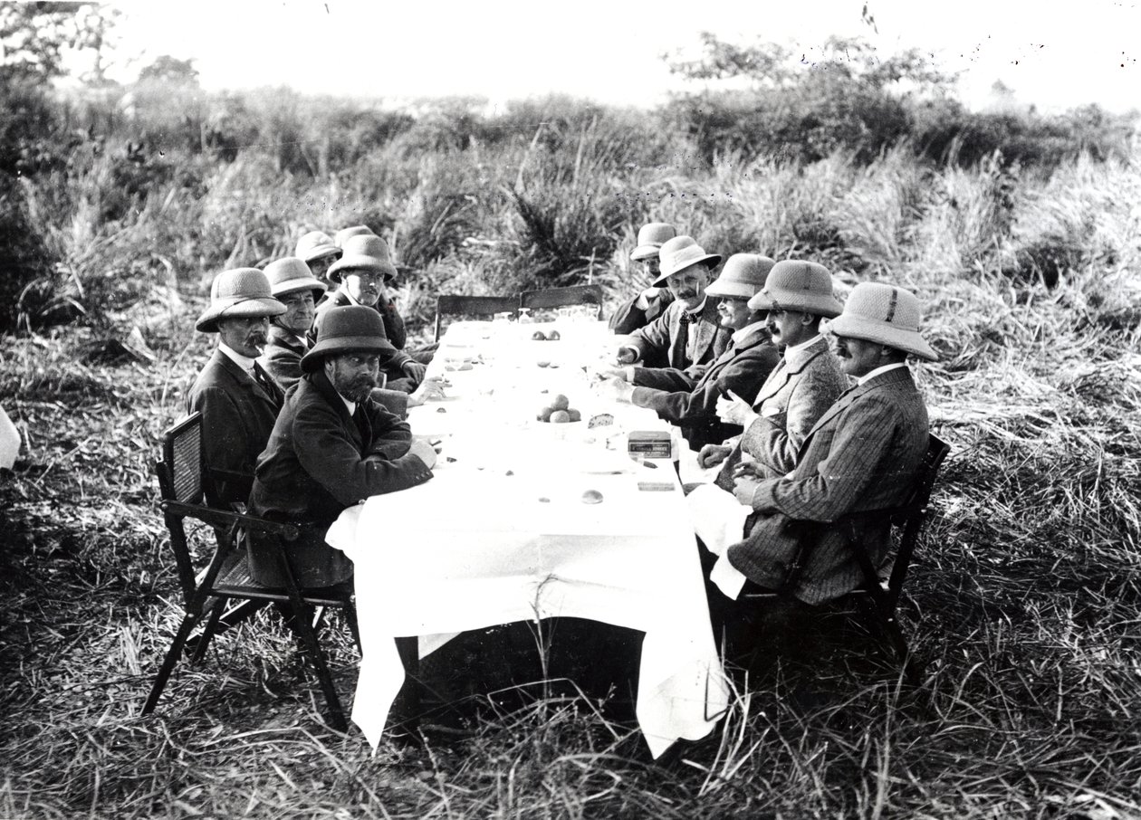 1911年のタイガーシュート中にチトワン渓谷で昼食をとっているジョージ5世 作： 英語の写真家